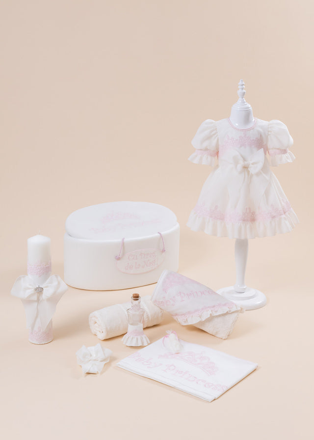 Set Botez Diana Baby Princess 4 Piese, Rochita, Trusou, Lumanare si Cufar Personalizat AnneBebe