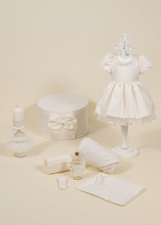Set Botez Ivy 4 Piese, Rochita, Trusou, Lumanare si Cufar Personalizat Botez AnneBebe