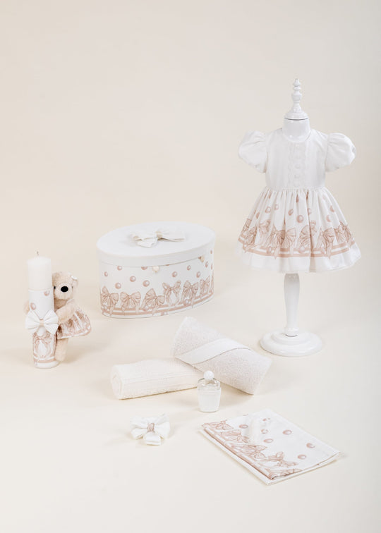 Set Botez Leila 4 Piese, Rochita, Trusou, Lumanare si Cufar Personalizat Botez AnneBebe