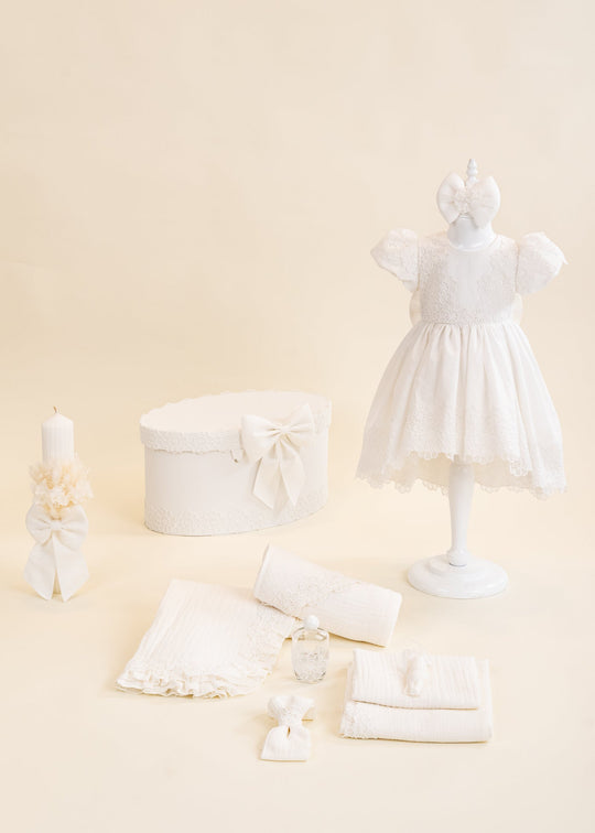 Set Botez Andra 4 Piese, Rochita, Trusou, Lumanare si Cufar Personalizat Botez AnneBebe