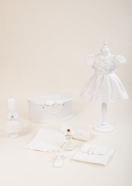 Set Botez Ana 4 Piese, Rochita, Trusou, Lumanare si Cufar Personalizat Botez AnneBebe