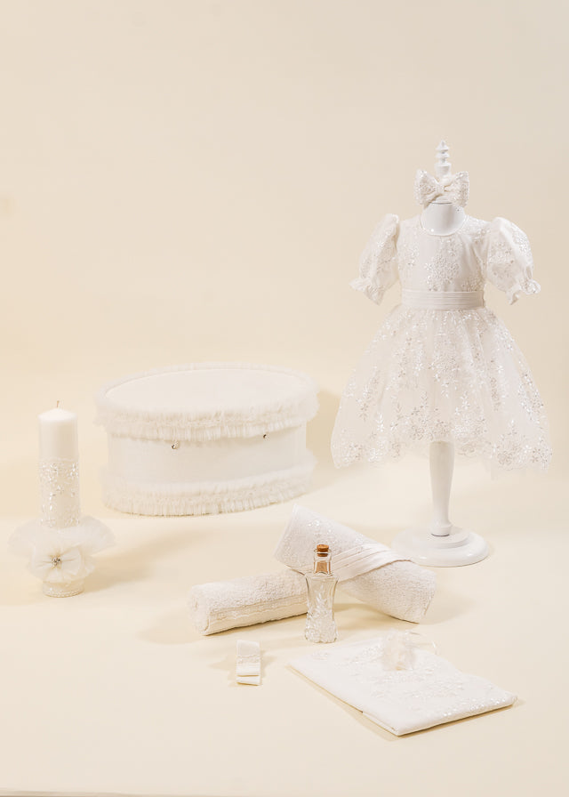 Set Botez Florina 4 Piese Rochie Trusou Lumanare si Cufar Personalizat Botez AnneBebe