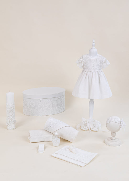 Set de Botez Fetite cu Rochita, Trusou, Lumanare si Cufar Personalizat 4 Piese – July | AnneBebe
