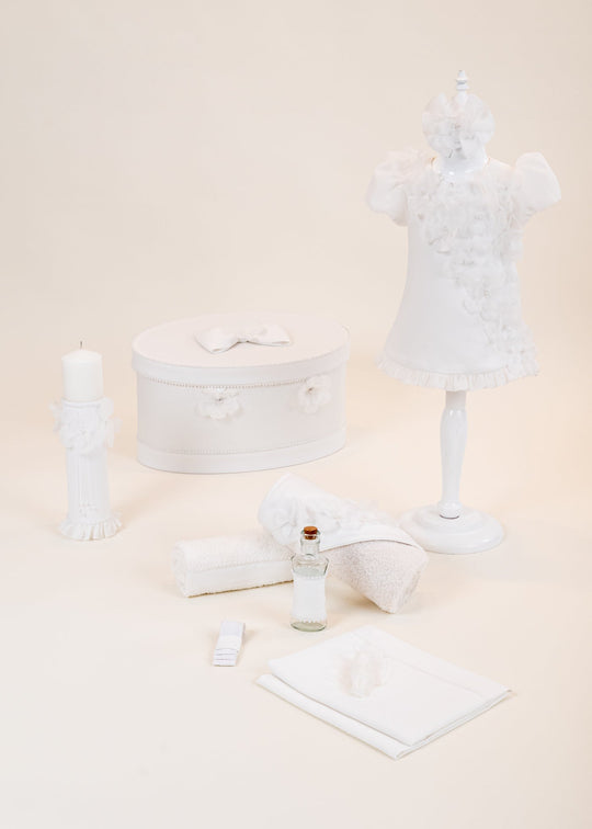 Set Botez Linda 4 Piese, Rochita, Trusou, Lumanare si Cufar Personalizat Botez AnneBebe