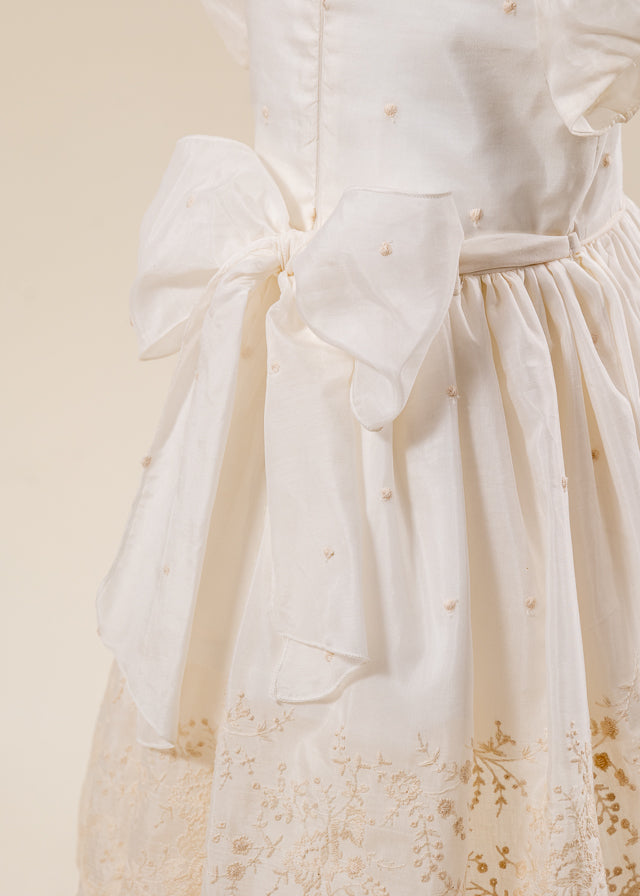 Rochita Dorina Crem Cu Dantela Capucino Brodata Si Trena AnneBebe