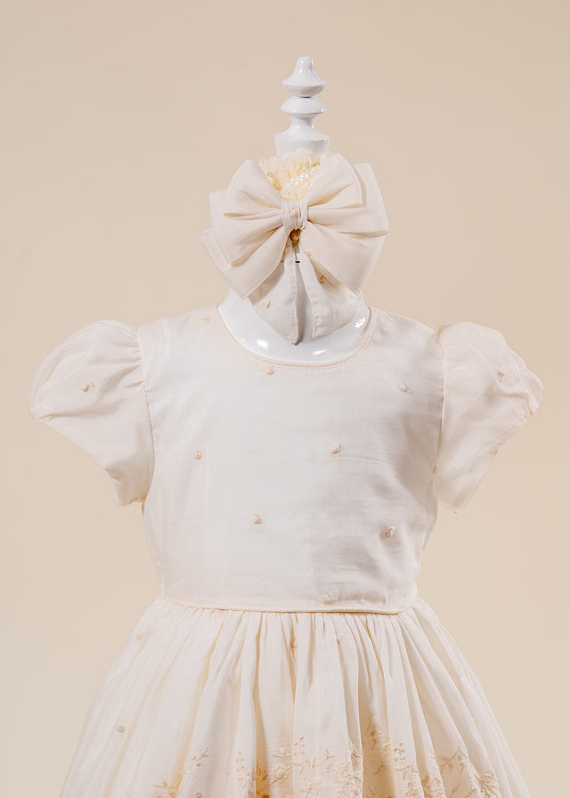 Rochita Dorina Crem Cu Dantela Capucino Brodata Si Trena AnneBebe