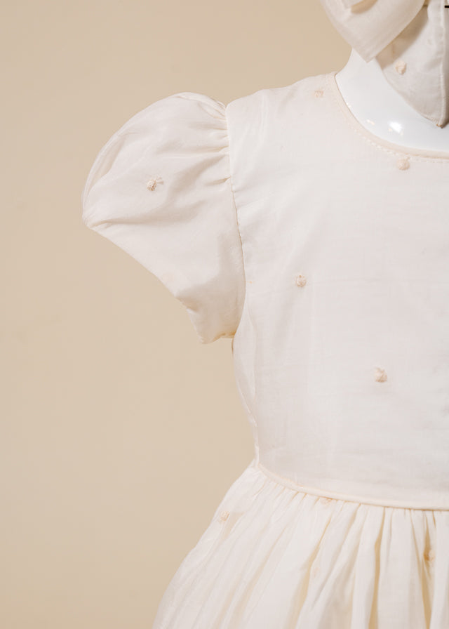 Rochita Dorina Crem Cu Dantela Capucino Brodata Si Trena AnneBebe