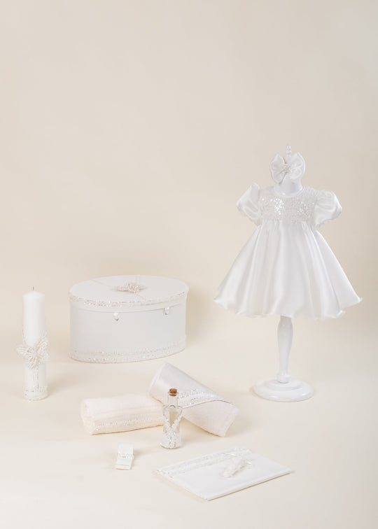 Set Botez Olga 4 Piese, Rochita, Trusou, Lumanare si Cufar Personalizat Botez AnneBebe