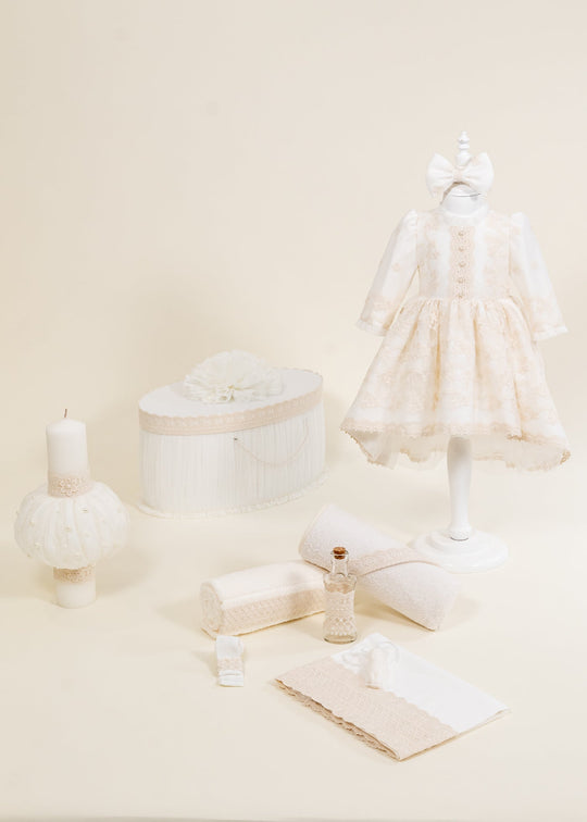 Set Botez Chloe 4 Piese, Rochita, Trusou, Lumanare si Cufar Personalizat Botez AnneBebe