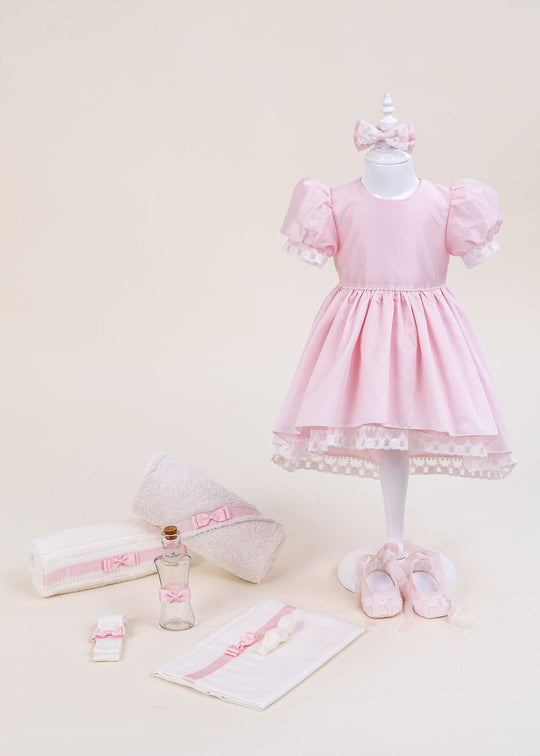 Set de Botez Lily 2 Piese: Rochita cu Trena si Dantela si Trusou Personalizat pentru Fete – Lily | AnneBebe