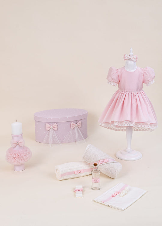 Set de Botez Lily 4 Piese cu Rochita, Trusou, Lumanare si Cufar Personalizat pentru Fetite – Lily | AnneBebe