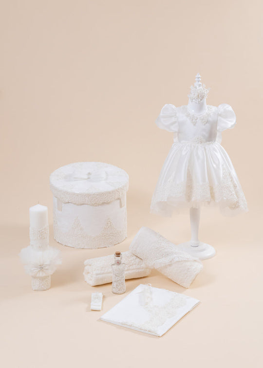 Set Botez Sonia 4 Piese, Rochita, Trusou, Lumanare si Cufar Personalizate AnneBebe