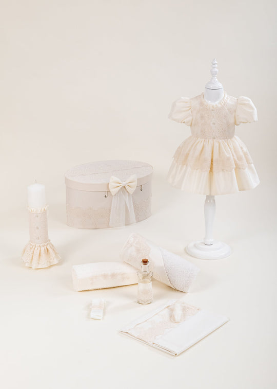 Set Botez Raina 4 Piese, Rochita, Trusou, Lumanare si Cufar Personalizat Botez AnneBebe