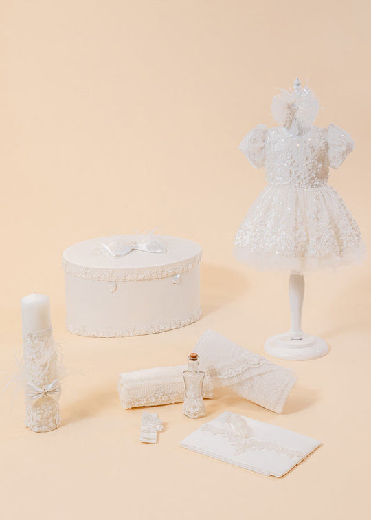 Set Botez Amira 4 Piese Rochie Trusou Lumanare si Cufar Personalizat Botez AnneBebe