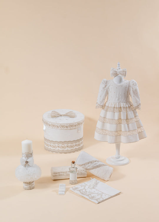 Set Botez Natalia 4 Piese, Rochie, Trusou, Lumanare si Cufar Personalizat Botez AnneBebe