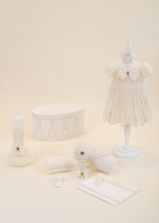 Set Botez Georgia 4 Piese, Rochita, Trusou, Lumanare si Cufar Personalizat Botez AnneBebe