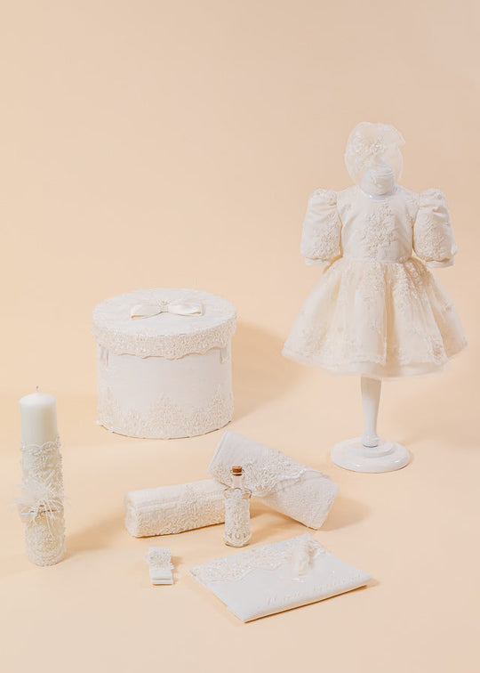 Set Botez Anais 4 Piese, Rochie, Trusou, Lumanare si Cufar Personalizat Botez AnneBebe