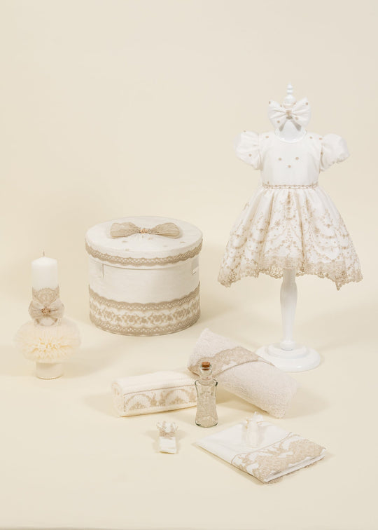 Set Botez Isaura 4 Piese Rochita Trusou Lumanare si Cufar Personalizat Botez AnneBebe