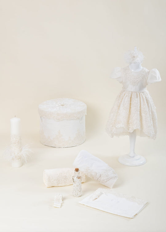 Set Botez Kelly 4 Piese Rochita, Trusou, Lumanare si Cufar Personalizat Botez AnneBebe