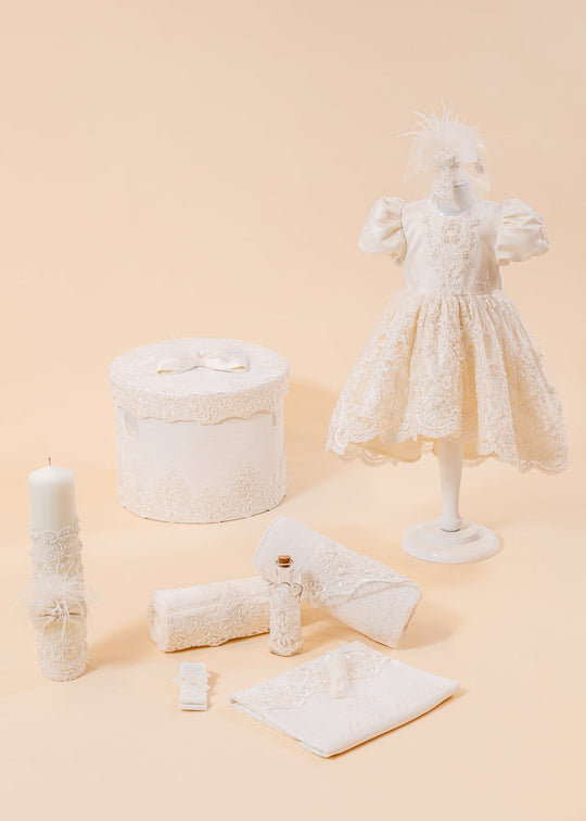 Set Botez Zoe 4 Piese Rochie, Trusou, Lumanare si Cufar Personalizat Botez AnneBebe