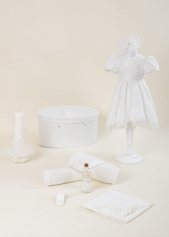 Set Botez Xenia 4 Piese, Rochita, Trusou, Lumanare si Cufar Personalizat Botez AnneBebe