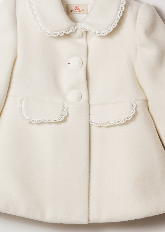 Cream Fabric Coat Clos Model Lace Collar