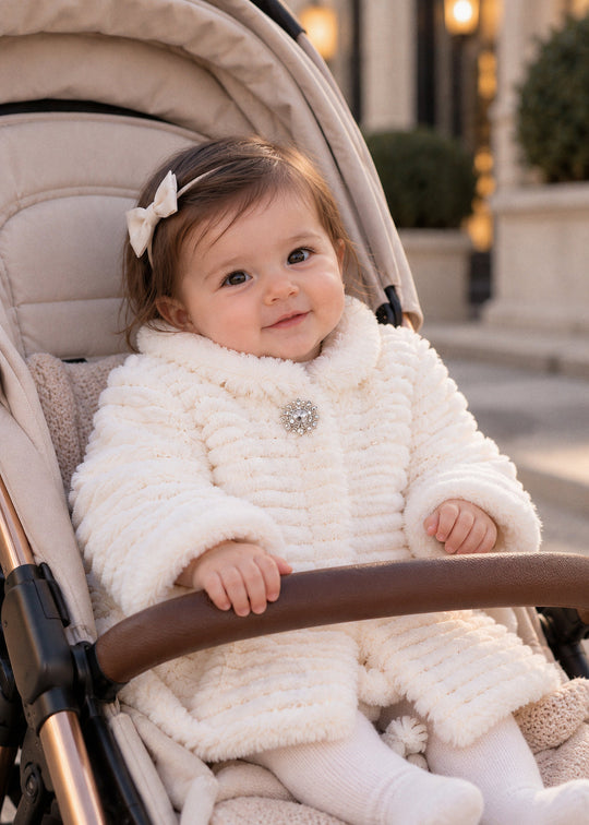 Palton de Botez din Blanita Crem cu Strasuri si Nasture cu Cristal pentru Fetite – AnneBebe