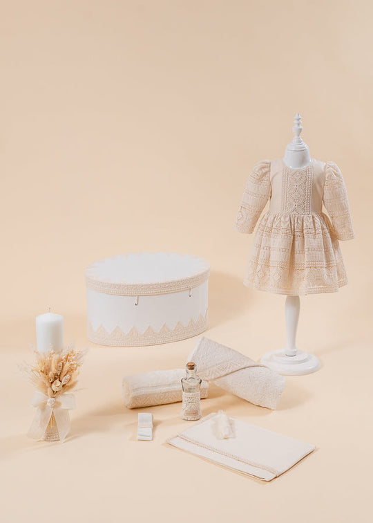 Set Botez Otilia 4 Piese, Rochie, Trusou, Lumanare si Cufar Personalizat Botez AnneBebe