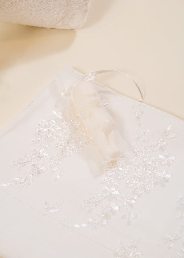 Set Botez Florina 4 Piese Rochie Trusou Lumanare si Cufar Personalizat Botez AnneBebe