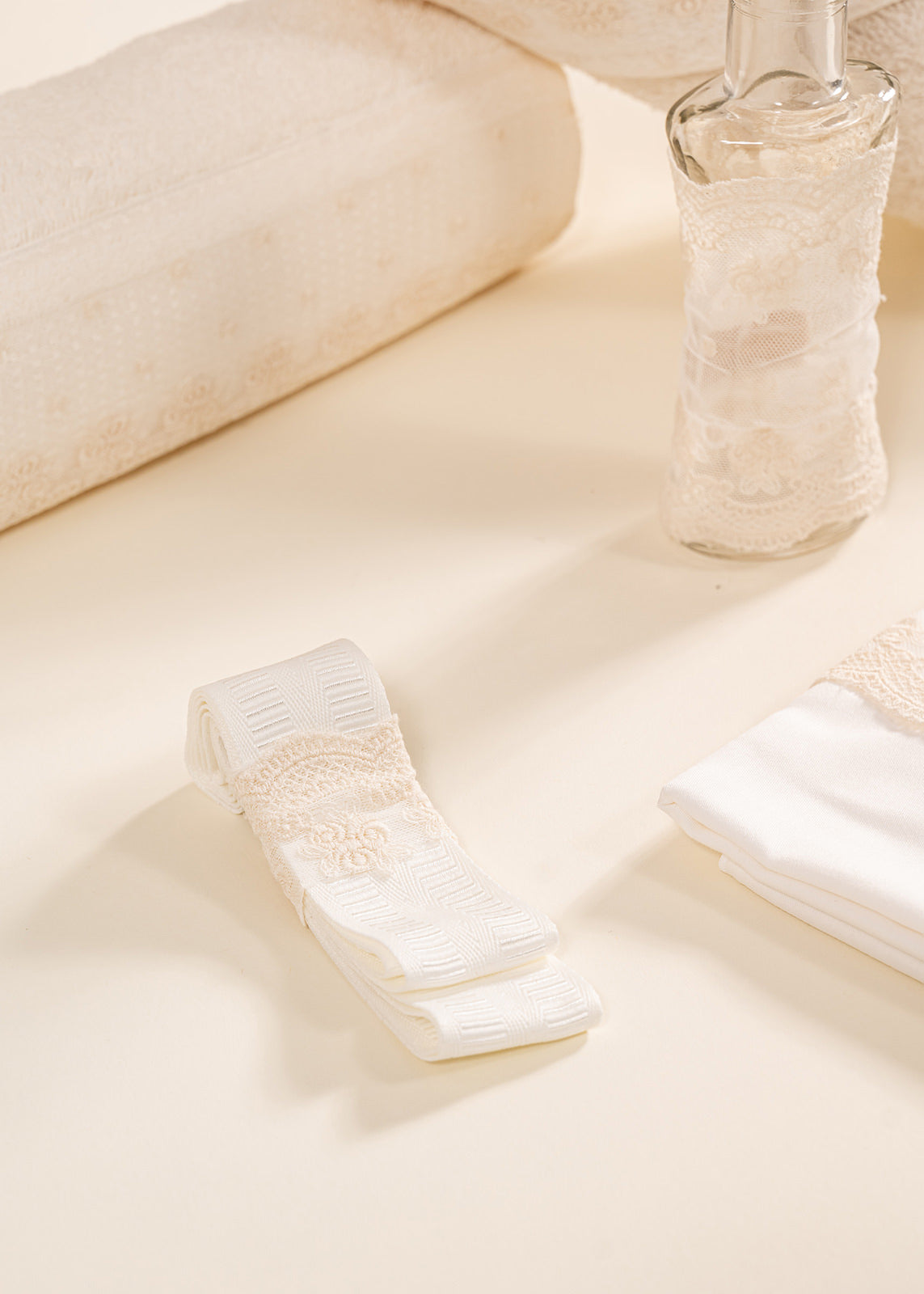 Set Botez Mira 4 Piese, Rochie, Trusou, Lumanare si Cufar Personalizat Botez AnneBebe