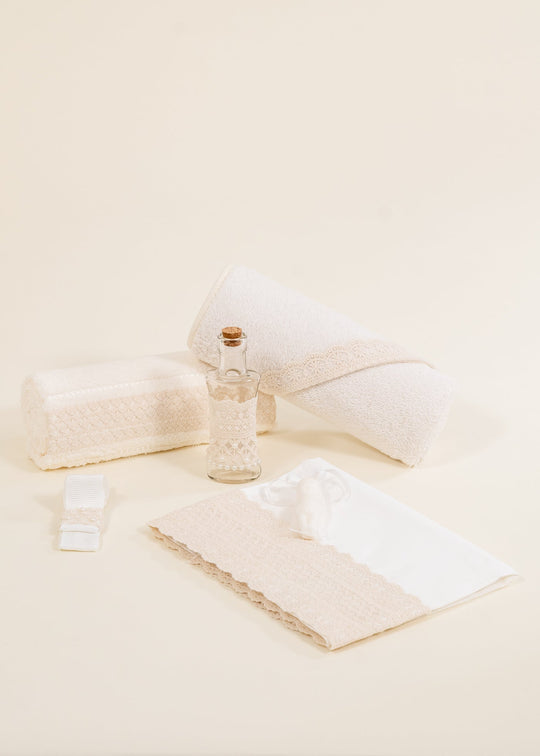 Trusou ( Eda,Rachel,Chloe) Crem Dantela din Bumbac, Flori Romburi Si Perle Pe Sticla AnneBebe