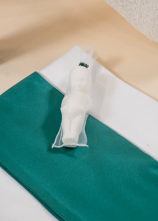 Set Botez Olivia 4 Piese Rochie Trusou Lumanare si Cufar Personalizat Botez AnneBebe