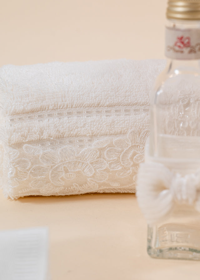 Set Botez Klara 4 Piese, Rochie, Trusou, Lumanare si Cufar Personalizat Botez AnneBebe