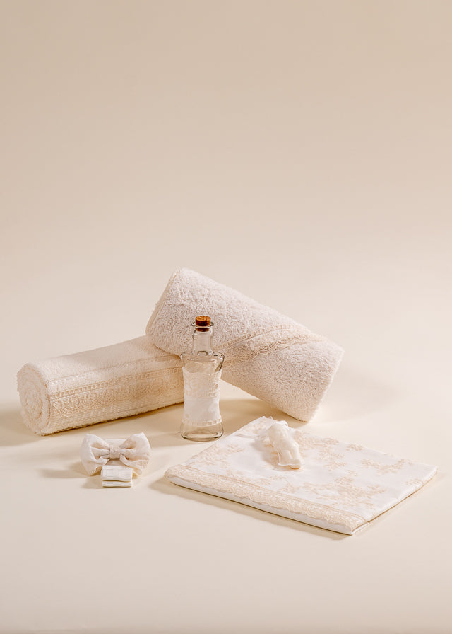 Set Botez Dorina 4 Piese Rochie Trusou Lumanare si Cufar Personalizat Botez AnneBebe