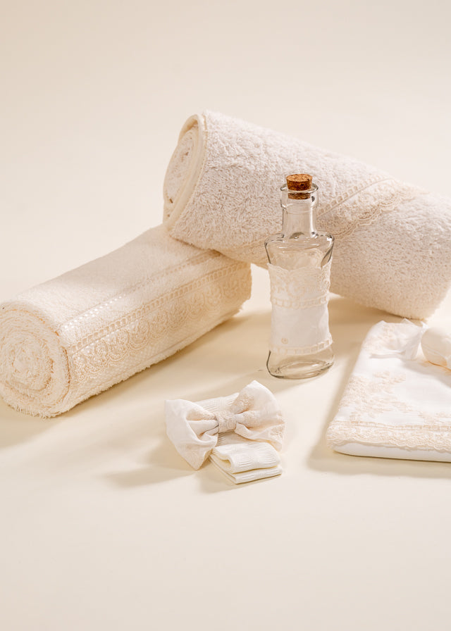 Set Botez Dorina 4 Piese Rochie Trusou Lumanare si Cufar Personalizat Botez AnneBebe