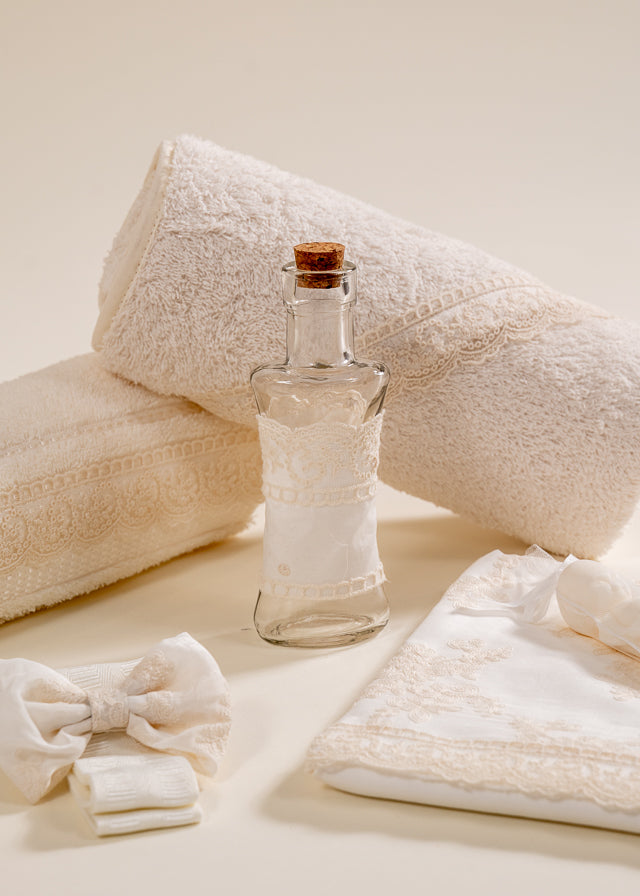 Set Botez Dorina 4 Piese Rochie Trusou Lumanare si Cufar Personalizat Botez AnneBebe