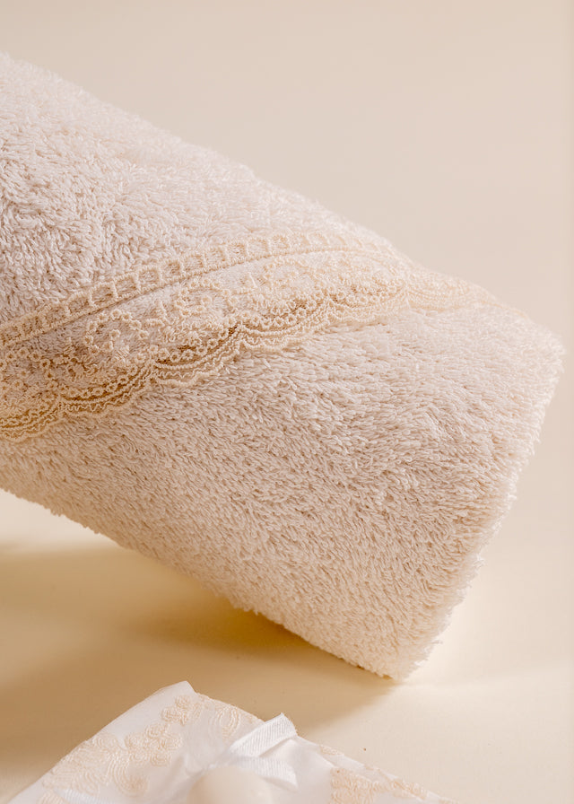 Set Botez Dorina 4 Piese Rochie Trusou Lumanare si Cufar Personalizat Botez AnneBebe