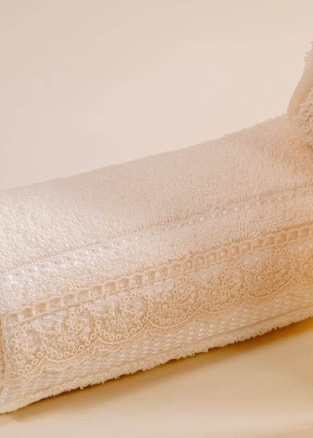 Set Botez Dorina 4 Piese Rochie Trusou Lumanare si Cufar Personalizat Botez AnneBebe