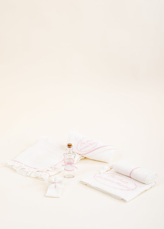 Trusou Claudia Muselina  Crem Danteluta Roz Si Broderie ,, Cu drag Din Partea Nasilor ,, AnneBebe