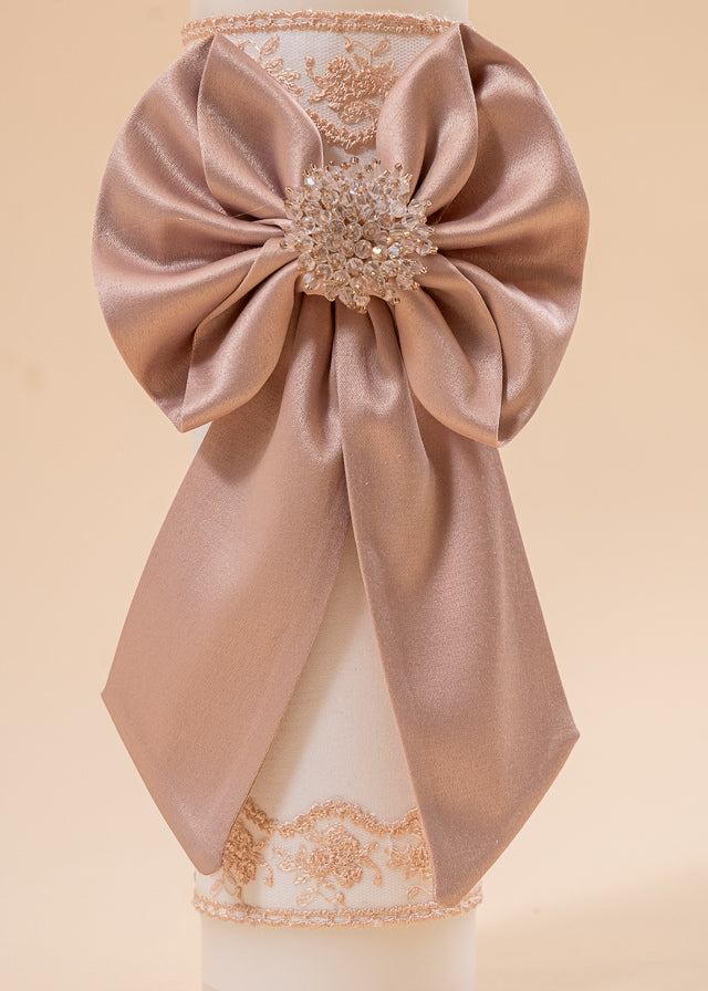 Lumanare Vivienne Crem Cu Funda Bej Si Accesoriu Tip Cristale AnneBebe