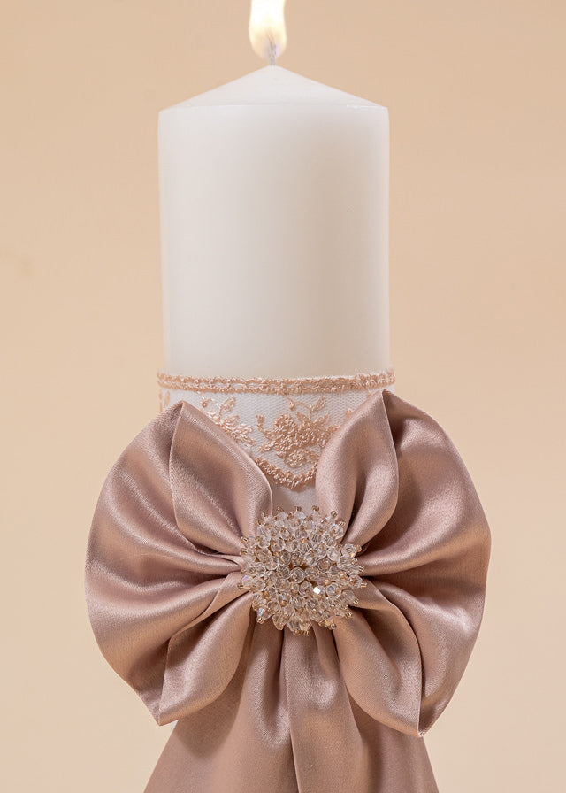 Lumanare Vivienne Crem Cu Funda Bej Si Accesoriu Tip Cristale AnneBebe