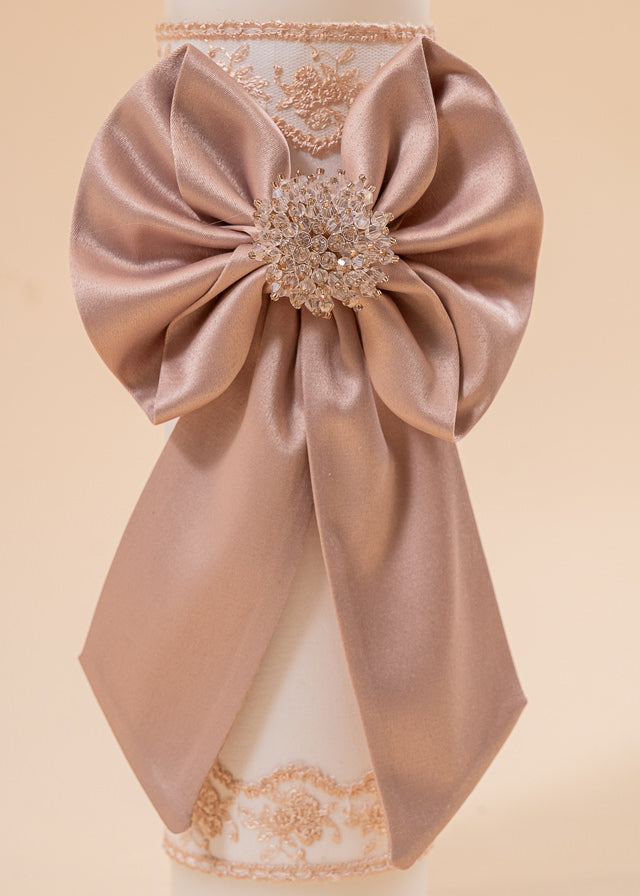 Lumanare Vivienne Crem Cu Funda Bej Si Accesoriu Tip Cristale AnneBebe