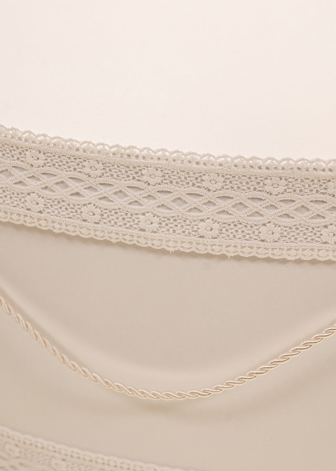 Set Botez Brandusa 3 Piese, Lumanare, Trusou si Cufar Personalizate AnneBebe