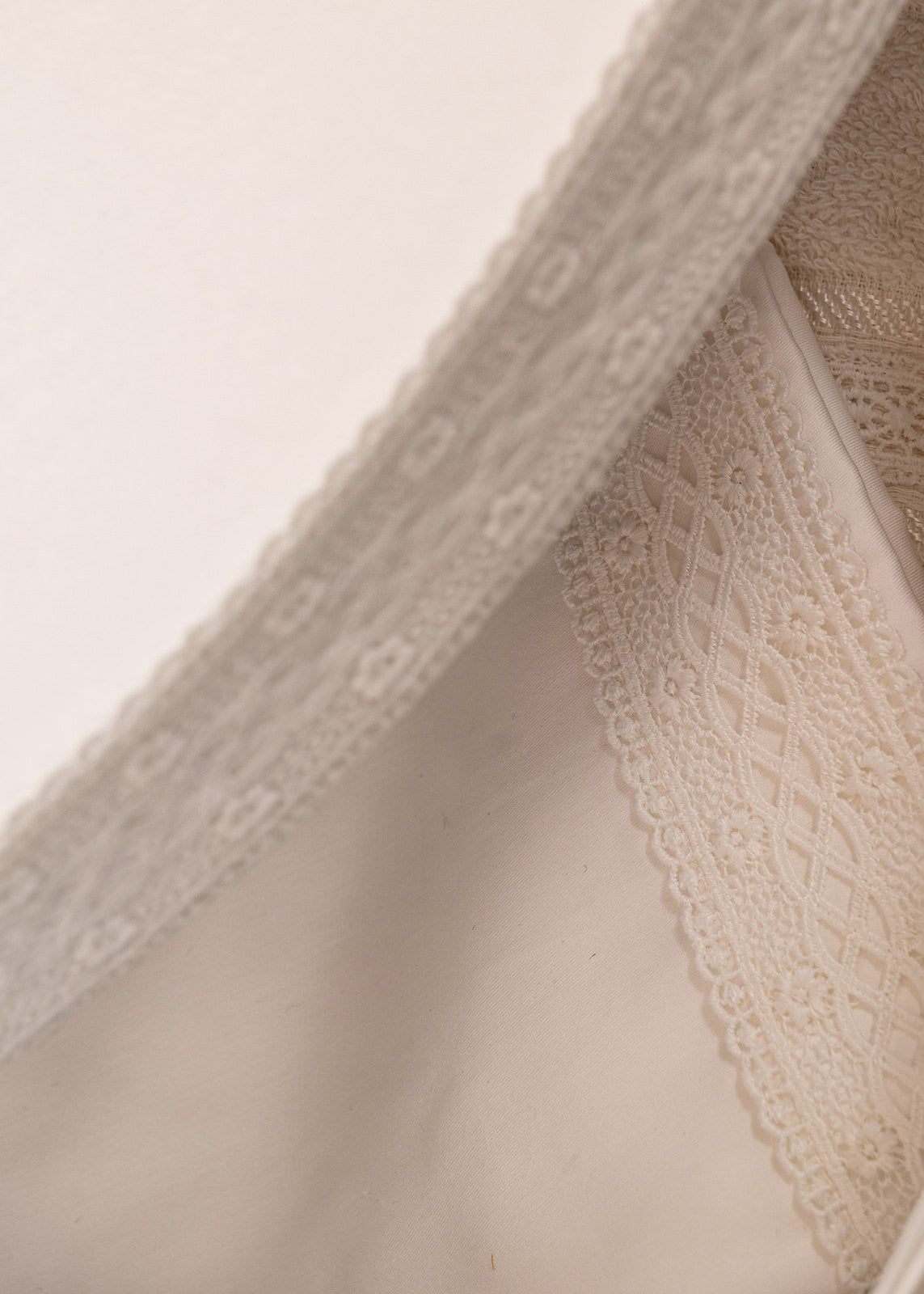 Set Botez Brandusa 3 Piese, Lumanare, Trusou si Cufar Personalizate AnneBebe