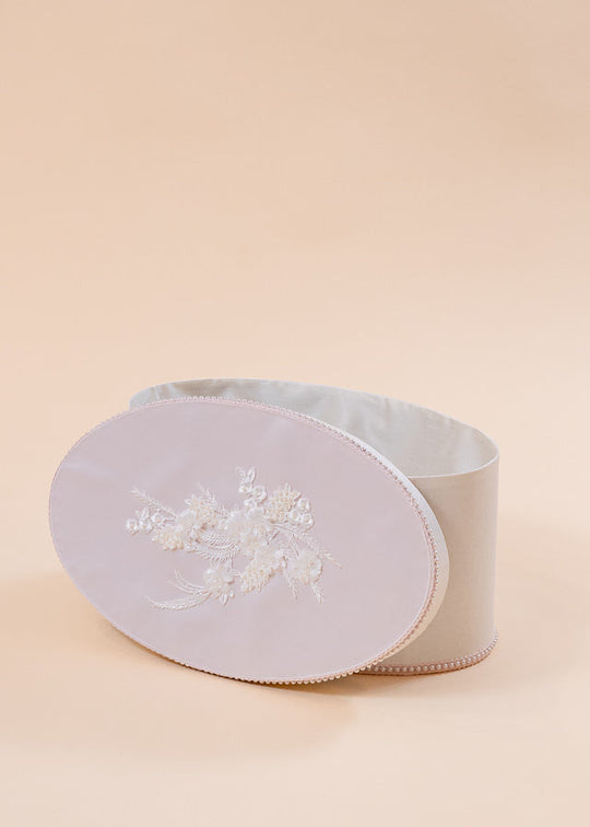 Cufar Sara Dantela Flori Cu Perle Pe Capac AnneBebe