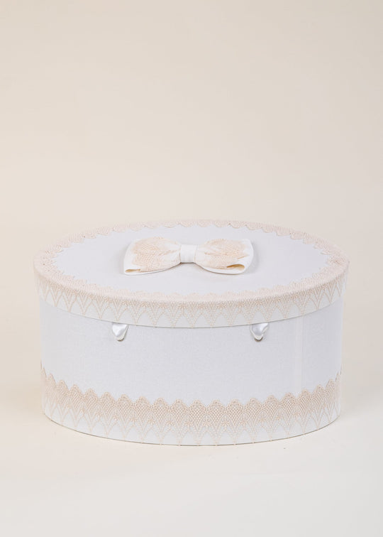 Cufar de Botez Oval Crem Sidefat cu Dantela Capucino pentru Fete – Adele | AnneBebe