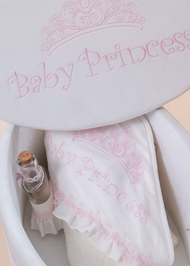 Set Botez Diana Baby Princess 4 Piese, Rochita, Trusou, Lumanare si Cufar Personalizat AnneBebe