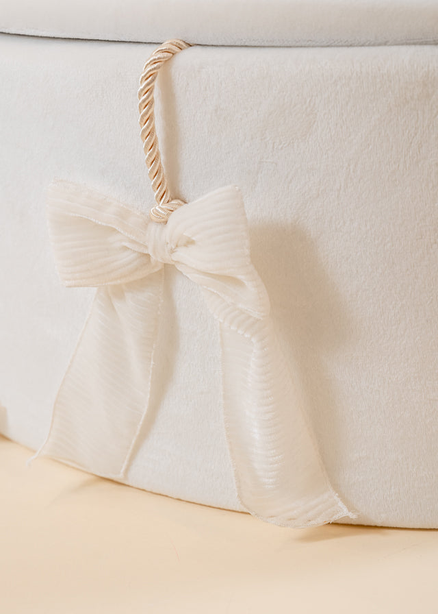 Set Botez Klara 4 Piese, Rochie, Trusou, Lumanare si Cufar Personalizat Botez AnneBebe