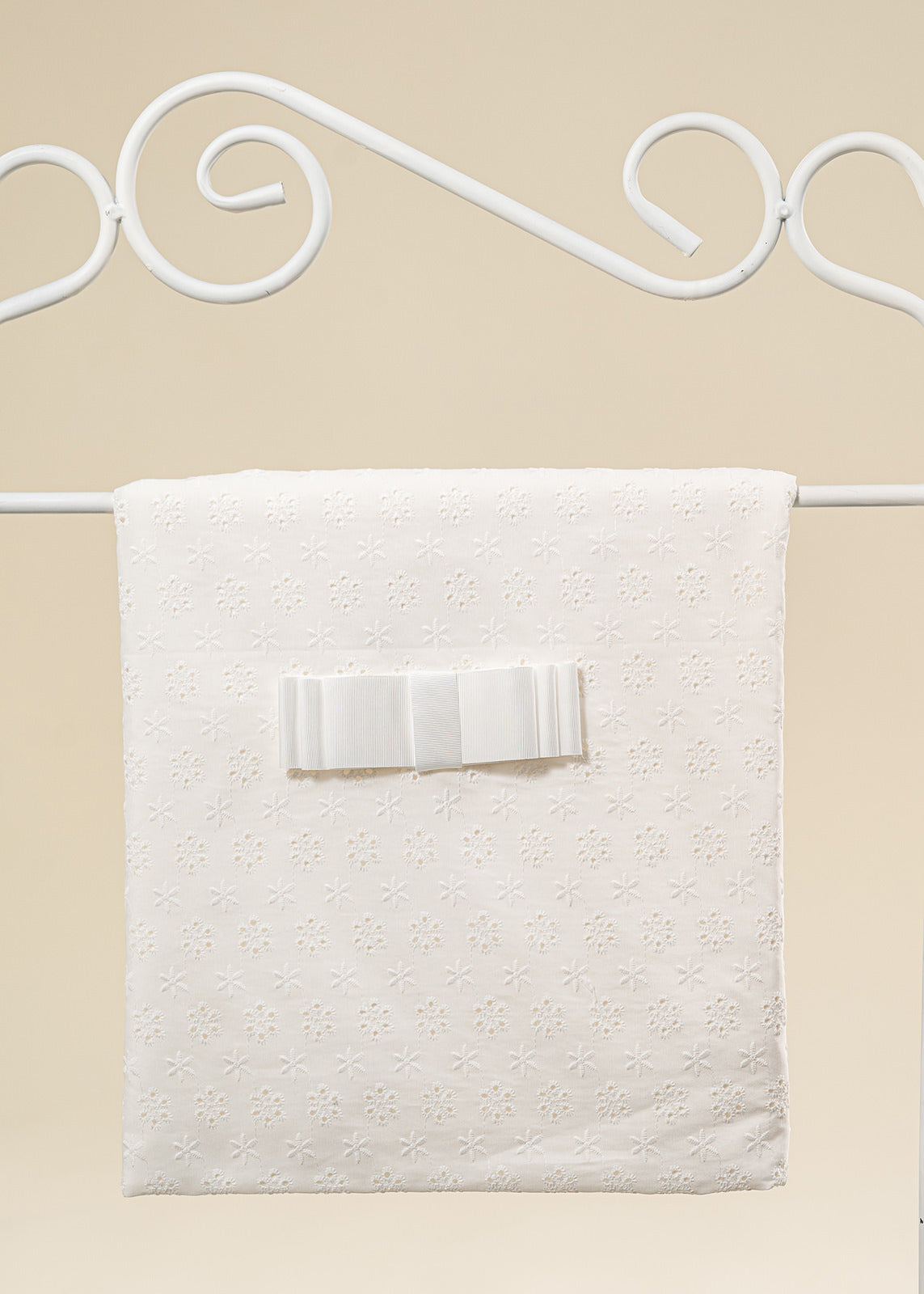 Pled Crem Bumbac cu Broderie Floricele Si Funda AnneBebe