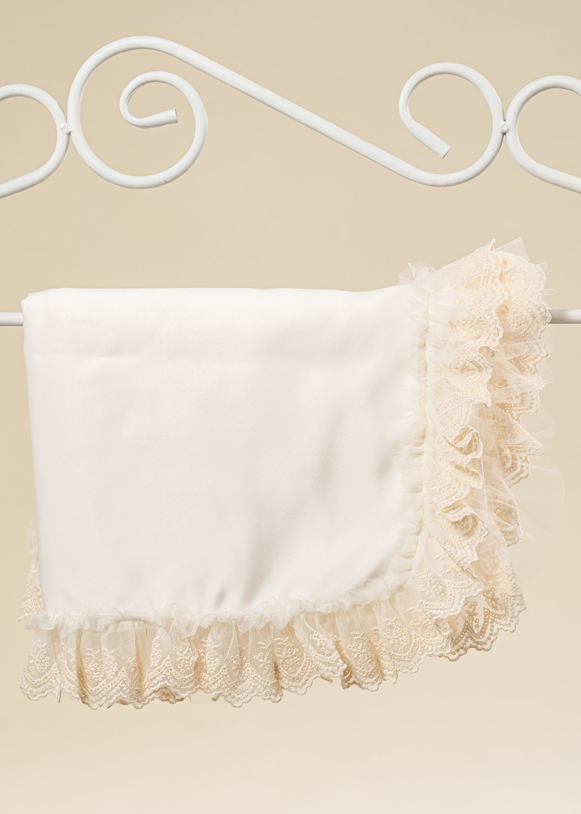 Pled Saten Crem Cu Volanas Dantela Regala AnneBebe